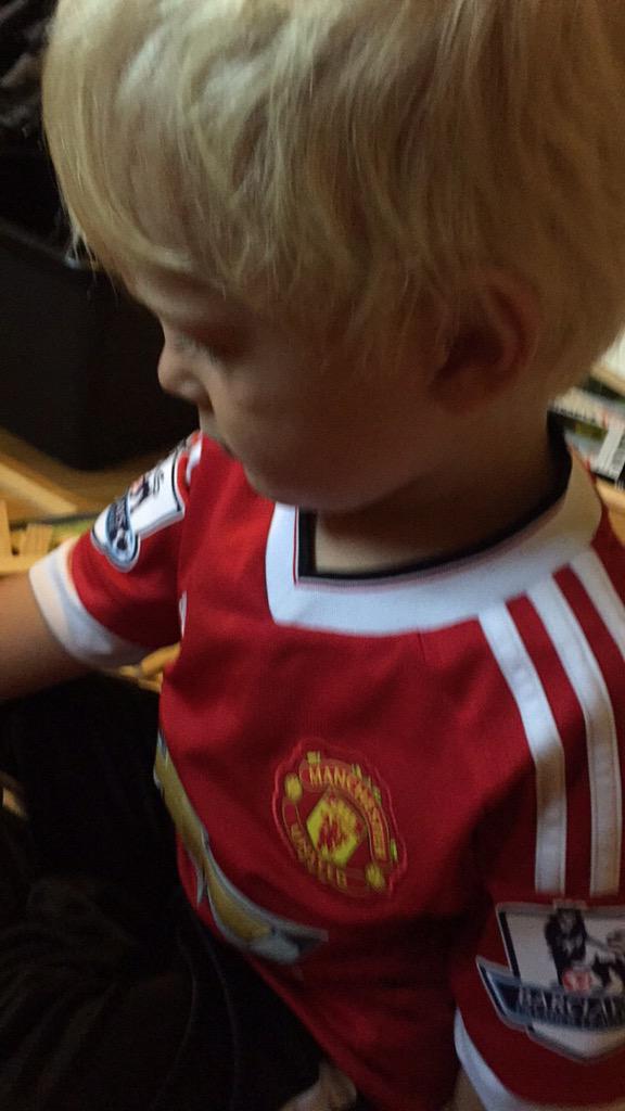awmarcus's tweet photo. Klart grabben ska ha en riktig Manchester United tröja 😏💪🏼 http://t.co/0ZVsqRi5kq
