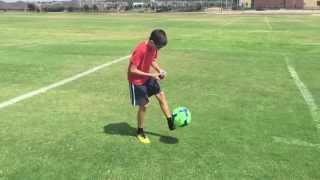 FreeBetWorld's tweet photo. 11 year old solves a rubik's cube while juggling a FOOTBALL - WATCH http://t.co/thd9TYDad9 http://t.co/xmSvu1poFE