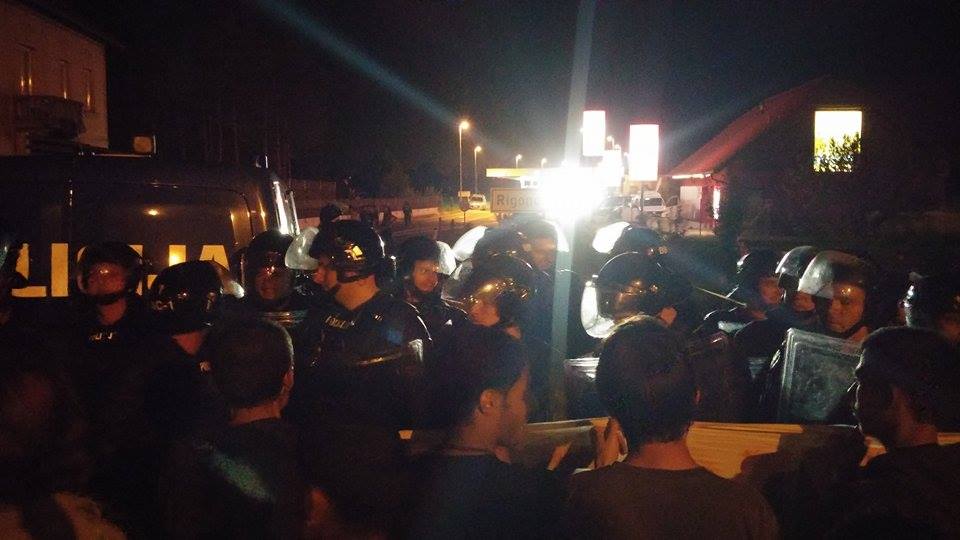 Na mejnem prehodu #rigonce je okoli 500 #refugees, ki jim <a href="/policija_si/">policija_si</a> tudi s solzivcem onemogoča vstop v Zlovenijo.