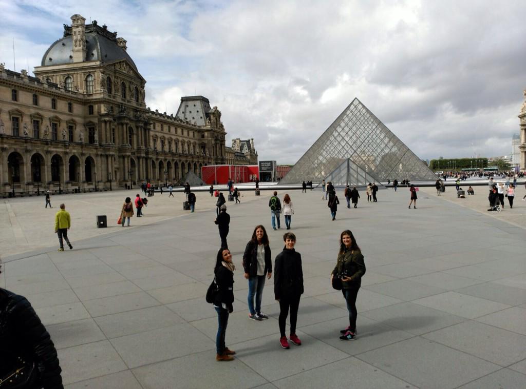 Soni1311's tweet photo. Fin al segundo día por París!!me escucha alguien @AmaiaAzconaS ?? @AlbaBeitia @betxu90 @Andreaa90 http://t.co/j1uVkopssQ