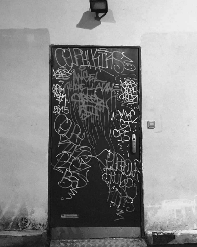 StArtEverywhere's tweet photo. #75001 #RueDeParis #grimteam #backstreetdogs #cp5 #handstyle #streetartparis #princely_bw #bnw_life #bnw_instantsca… http://t.co/8dsVbm0j4C