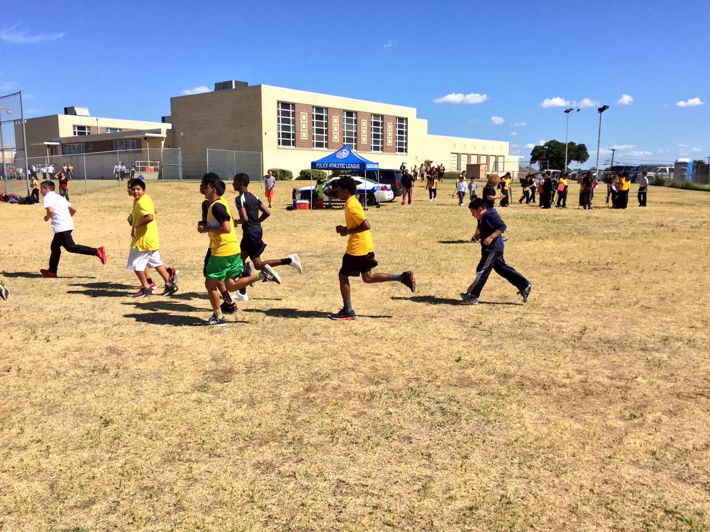 DallasPAL's tweet photo. JohnBHoodMiddle is running AND have the band out there! #RunAtSchool 🏃💨🎺🎷🎶 @DallasPD @DPDChief @AndyDPD @OpBlueShield http://t.co/5xwGsG78o9
