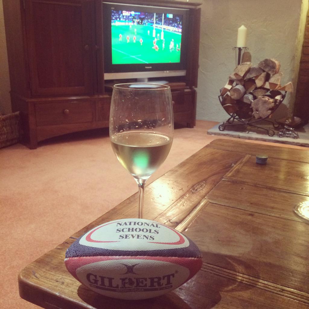 Sophie_marsx's tweet photo. Watching #RWC2015 with a glass of vino 🍷 #happyfriday #reallyintoit http://t.co/6FtUxWZXHA