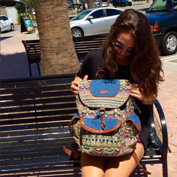 Sakroots's tweet photo. Pops of color & denim #SRinSession #flapbackpack #oneworld #colorfulart #sakroots 📷: @julibananna http://t.co/UIccYZUDHE