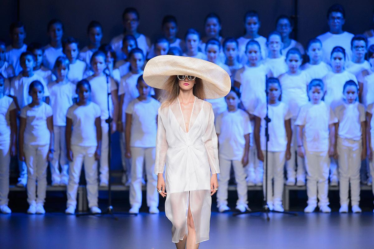 VogueSpain's tweet photo. En septiembre, el tiempo no se mide por horas, sino por desfiles. Vive #MBFWM15 y #LFW http://t.co/GZ4yf0aYkB http://t.co/egjnbHG12y