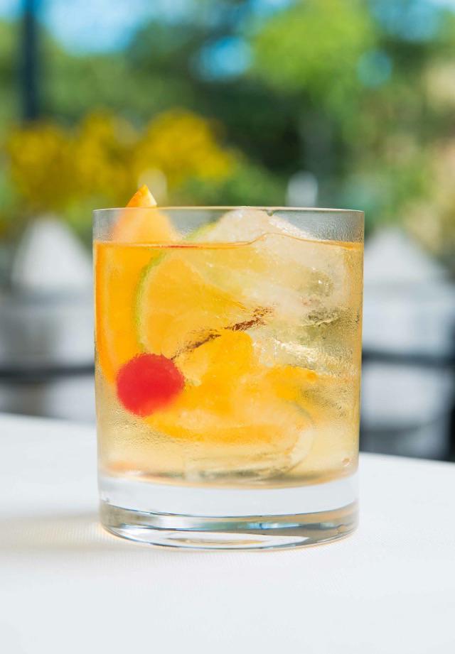 cota200restaur's tweet photo. O tão esperado fim de semana chegou! Venha aproveitar a sexta-feira com a nossa deliciosa sangria karioca. #sexta http://t.co/RcIUULHVw2