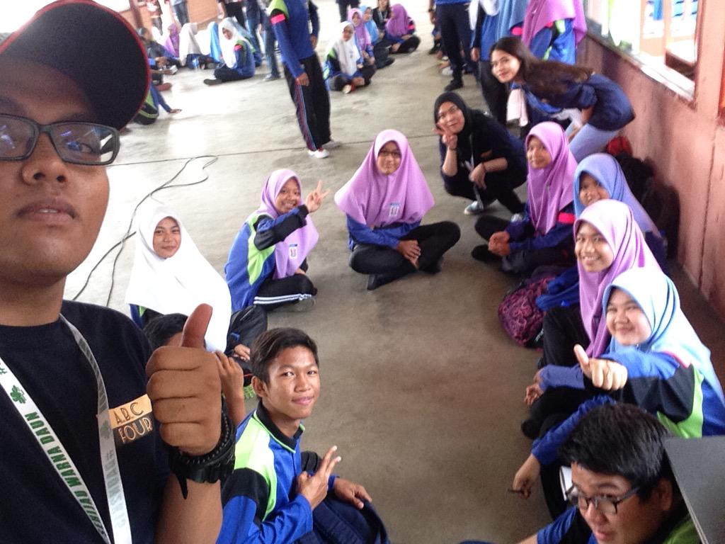 swdaun's tweet photo. Just one of the abang KP taking a selfie.. #liveupdate #daun2k15 http://t.co/g1Z1PQKjwY