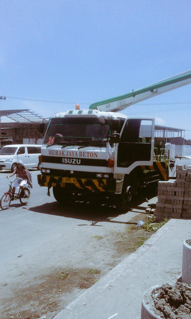 Choirul27695870's tweet photo. @Aidosprojec pekerjaan pengecoran d jl kenjeran pakai merak jy bton sekalian trowel / fnis cor y 082331086037 http://t.co/LyITY2BlNA