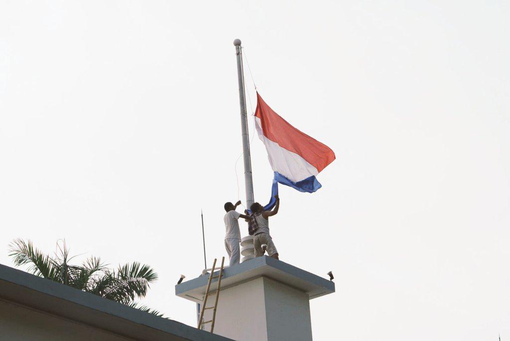 SurabayaTourism's tweet photo. Mari sejenak mengheningkan cipta utk kenang Arek Suroboyo yg gugur dlm peristiwa Penyobekan Bendera Belanda th 1945. http://t.co/dkUEXbrDMK