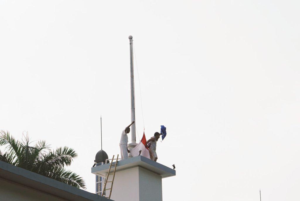 SurabayaTourism's tweet photo. Mari sejenak mengheningkan cipta utk kenang Arek Suroboyo yg gugur dlm peristiwa Penyobekan Bendera Belanda th 1945. http://t.co/dkUEXbrDMK