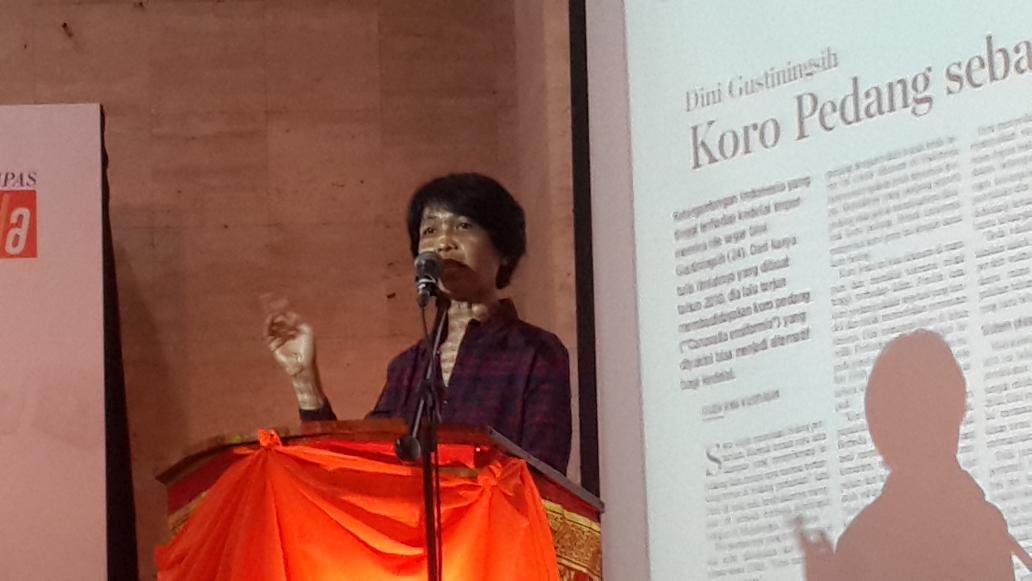 Ibu Lastri sedang berbagi pengalaman dan menjelaskan Rubrik yang ada di Harian Kompas #TerasMahasiswa <a href="/kompasmuda/">Kompas Muda</a>