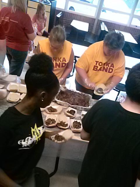 GrillinGriffins's tweet photo. The @whsprideband getting their grub on! http://t.co/eMSkqYJekR