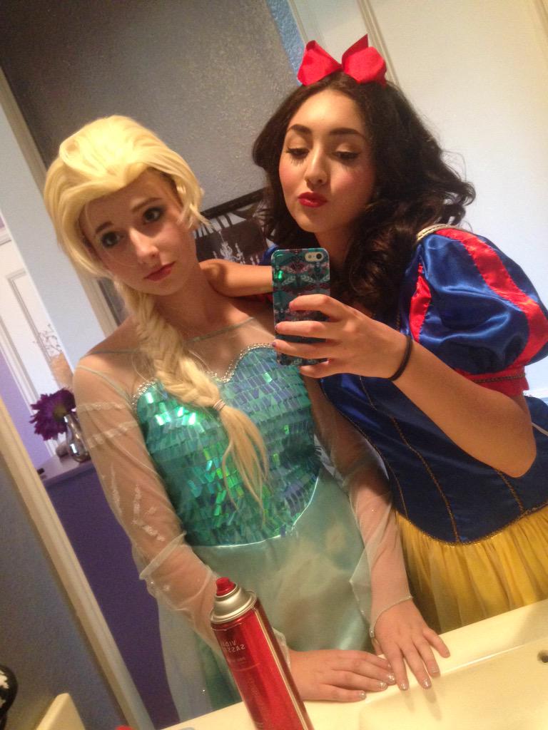 gabriellqh's tweet photo. Elsa and Snow White take Keller http://t.co/NADKZJphUL