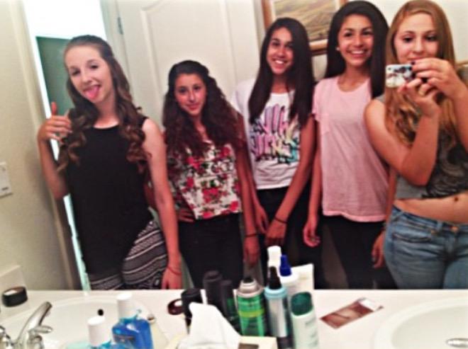 xreetsandhux's tweet photo. throwin it wayyyyy far back #thatcameraqualitytho. @saharayabish @ilyhanners πππ http://t.co/c531kXa4fR