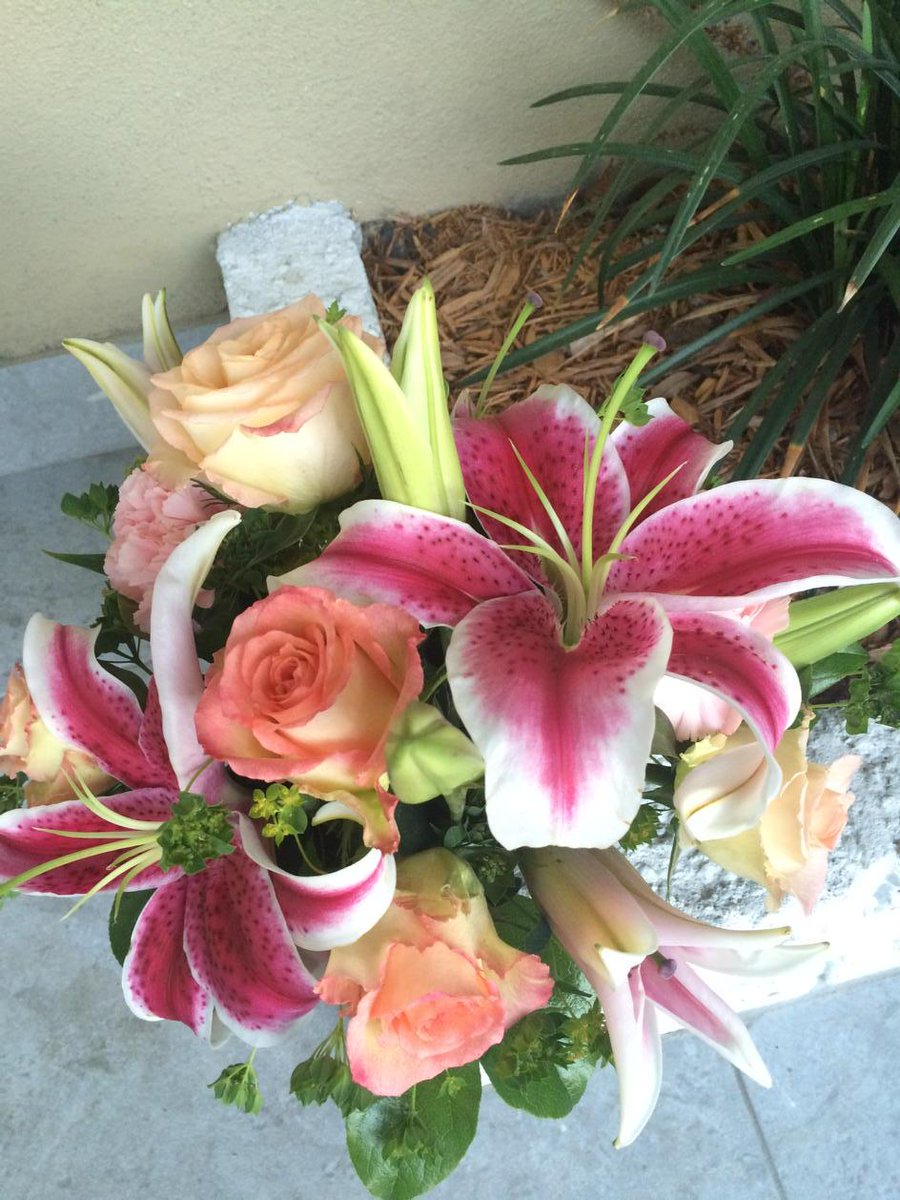 totallydanawood's tweet photo. @peachandlily Merci for the gorge fleurs, Alicia! A lovely weekend kick-off! Dana http://t.co/brsWdO8lpQ