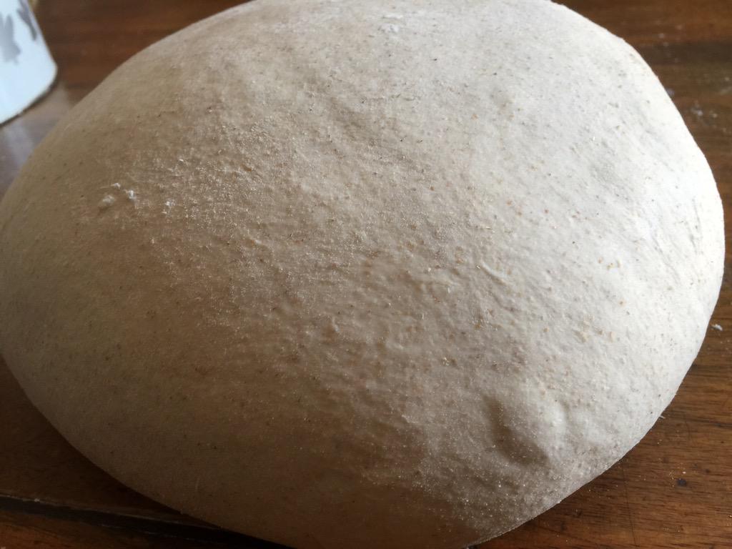 yaskofujii's tweet photo. Di notte, il mio primo panificare...ora lo faccio riposare. Sogni d'oro🌙 #panebio #organicbread #オーガニックパン 夜更けにパン生地発酵中 http://t.co/YOHxUEOsKR