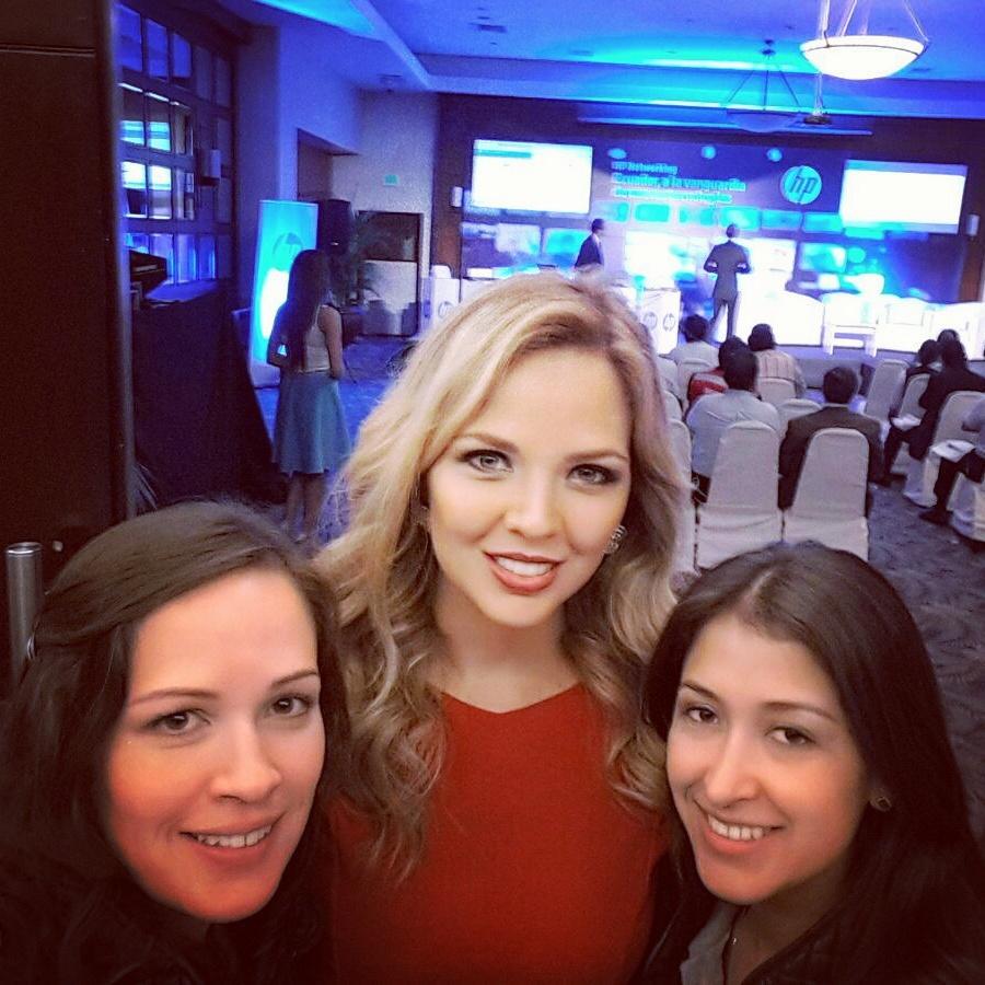 DianaLeonTA's tweet photo. Ayer enPanel deEntrevistas #HPNetworking conEspecialistas deHP e invitados de laBanca y de telecomunicaci #HPEcuador http://t.co/QH9RYJZRiv