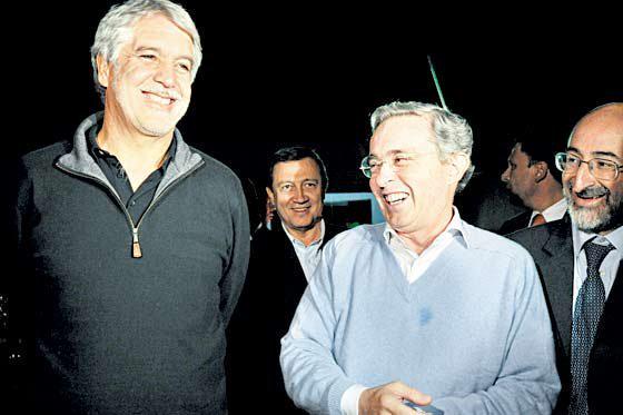 senora_uribista's tweet photo. "Y estos bobos siguen creyendo que mi candidato es Pacho" http://t.co/ukmBFoGo7E