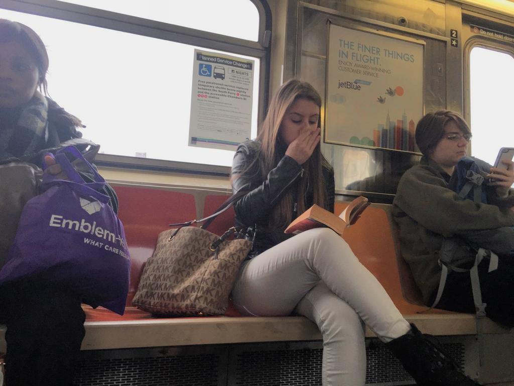 схватила сумочку. Manspreading girl japan. She keeps her money at her bag. She bagging перевод. притяжательные местоимения и личные местоимения английский.