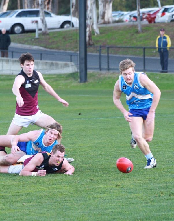 MonashBlues's tweet photo. The race for the flag... Today 2.20pm! Monash Blues v @OldHaileyburyFC @ Trevor Barker Oval. #GoAshes #BeThere http://t.co/omFmGb9cZ1