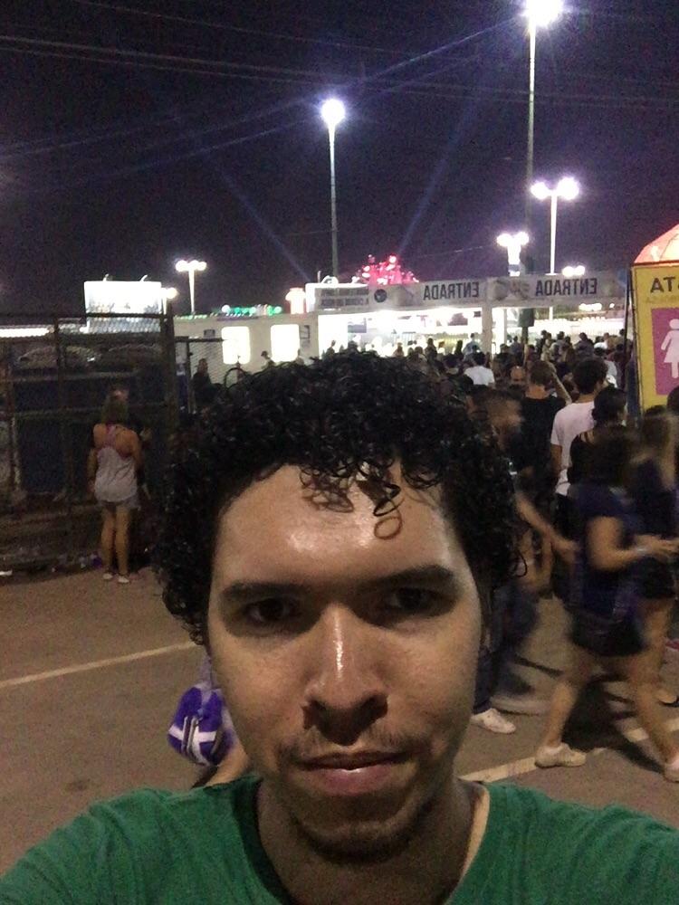 fransperling's tweet photo. Olha ele lá! Queria muito estar junto! :( #mixrockinrio http://t.co/ljhTCLigh3