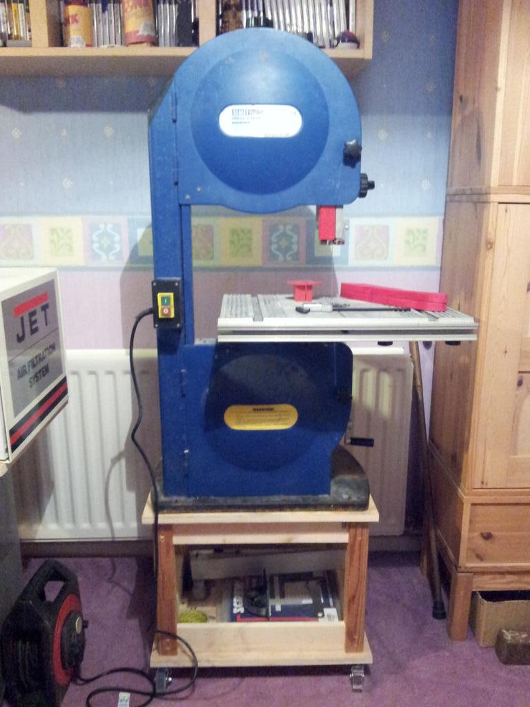 ElectroModder's tweet image. Finished the mobile bandsaw base! Also stopped the table wobbling and trued up the tilt trunnion and fence. Only £40!