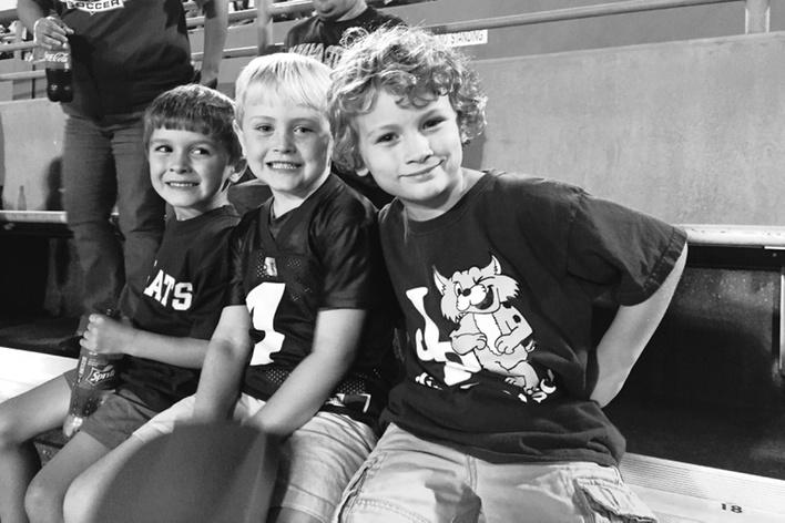 Andy_Caves's tweet photo. Ready for a game! @Buffiestegall @daniellenc00 @itsonlymeamanda http://t.co/uOjtXO4mmE