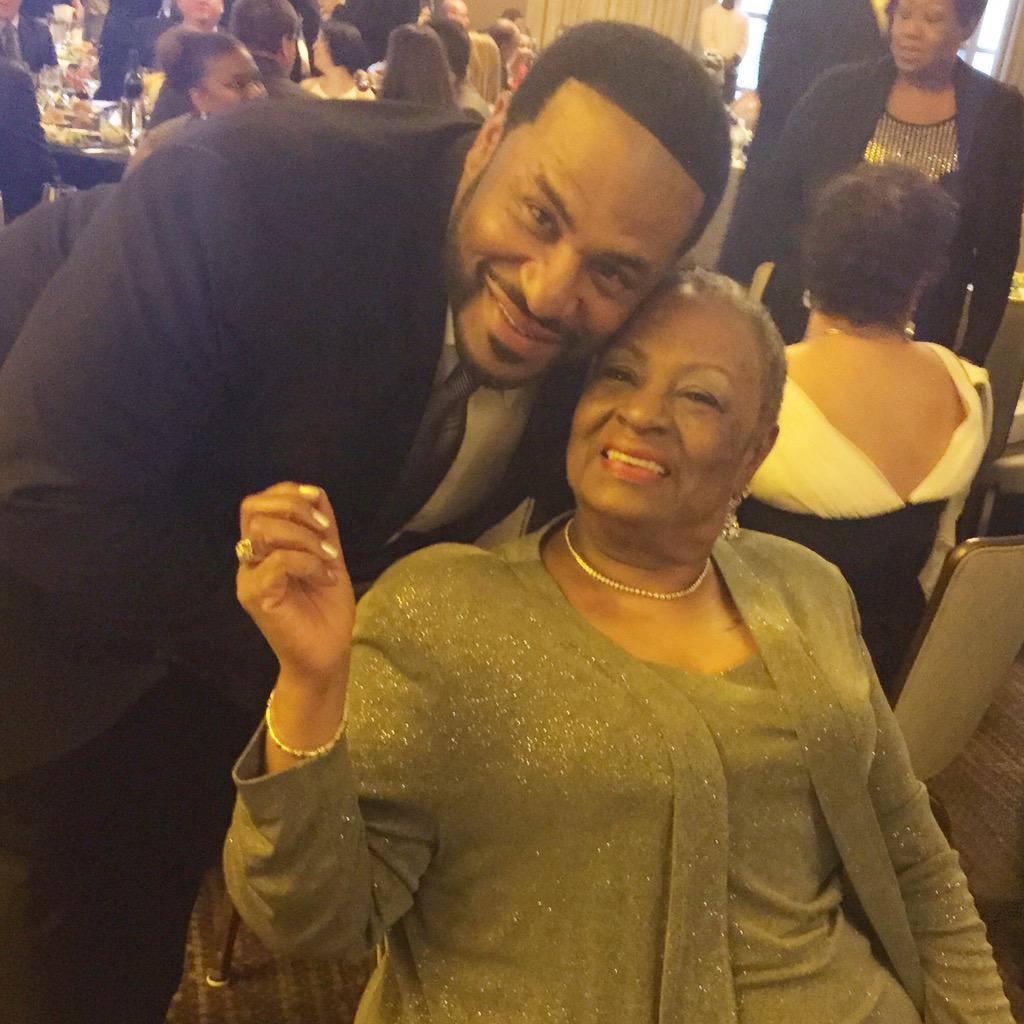 JeromeBettis36's tweet photo. Love you, mom! #caringforkidsgala #busstopshere http://t.co/TJL5hZWieJ