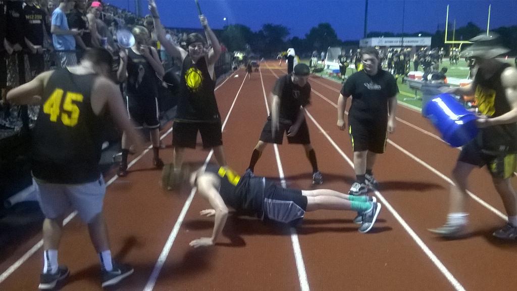 THE_Scramblers's tweet photo. 🏈 TOUCHDOWN #2 FOR @VianneyFootball! 🏈 14 push-ups by @frankjarnett 💪 http://t.co/dDXVlNzJzg