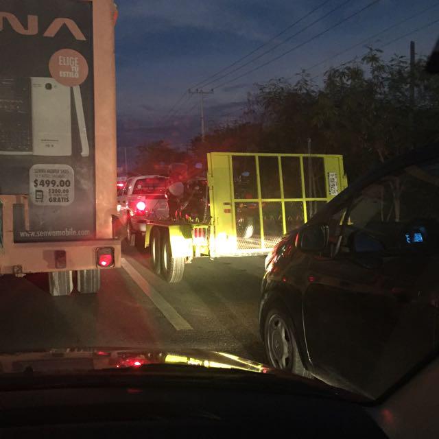 retioMID's tweet photo. Embotellamiento en la glorieta para ingresar al parque industrial http://t.co/BGXY3lRvqu —@rolandoac https://t.co/kXkli3cWk5