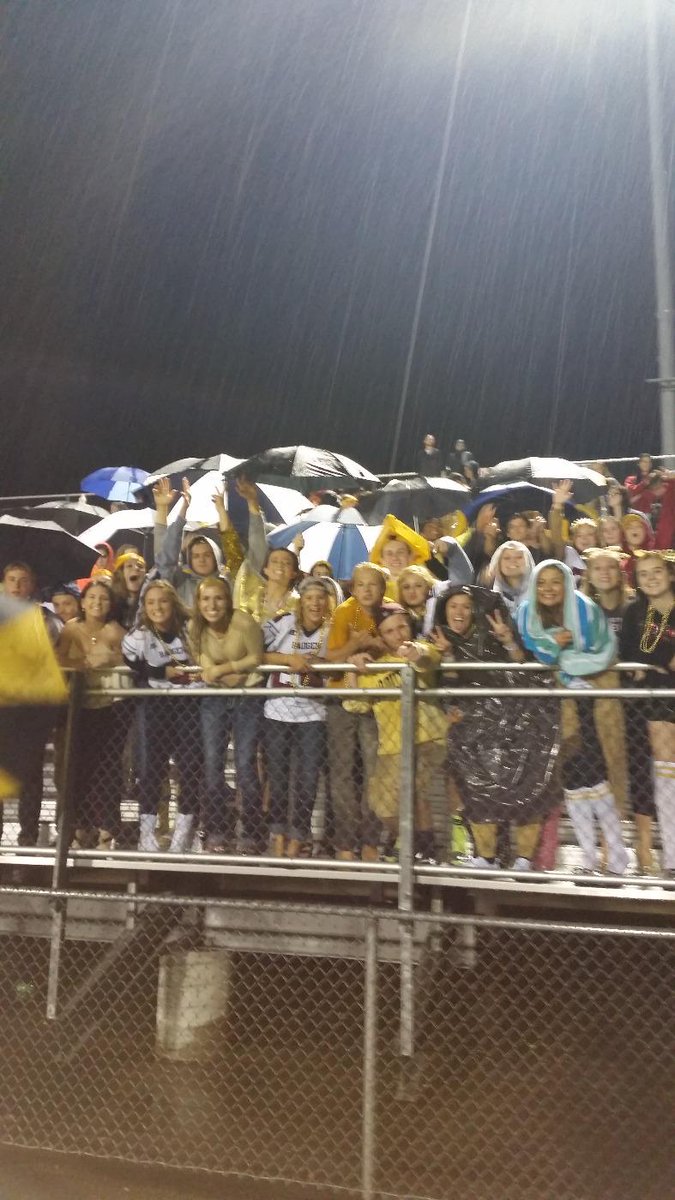 lgbadger's tweet image. At the half,  Badger 22, Delavan 9.  #dedicatedstudents @badgersupafans #wisfb