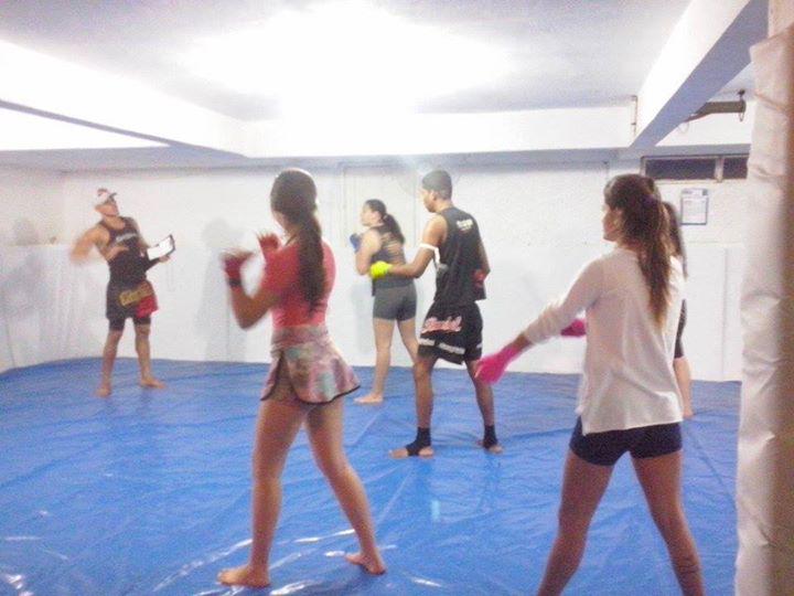 Checkmatkta's tweet photo. Aulinha de fundamentos de Thai para a turma feminina com o auxílio do aluno estrela Talibã!!!! #muaythai #checkmatkta http://t.co/OniL4Sz0si