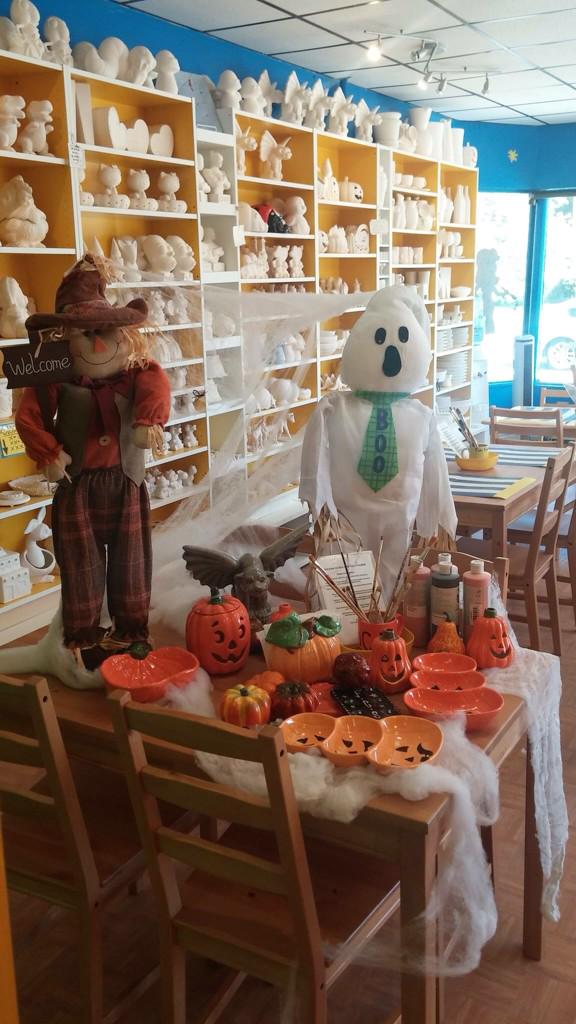 FunCreationst's tweet image. Halloween is coming up so fast ! Our pumpkins are already a popular item to paint..