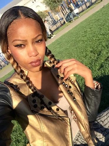 Sitting in the grass about to pour my wine💋🍷 http://t.co/OghXu0ZIbh