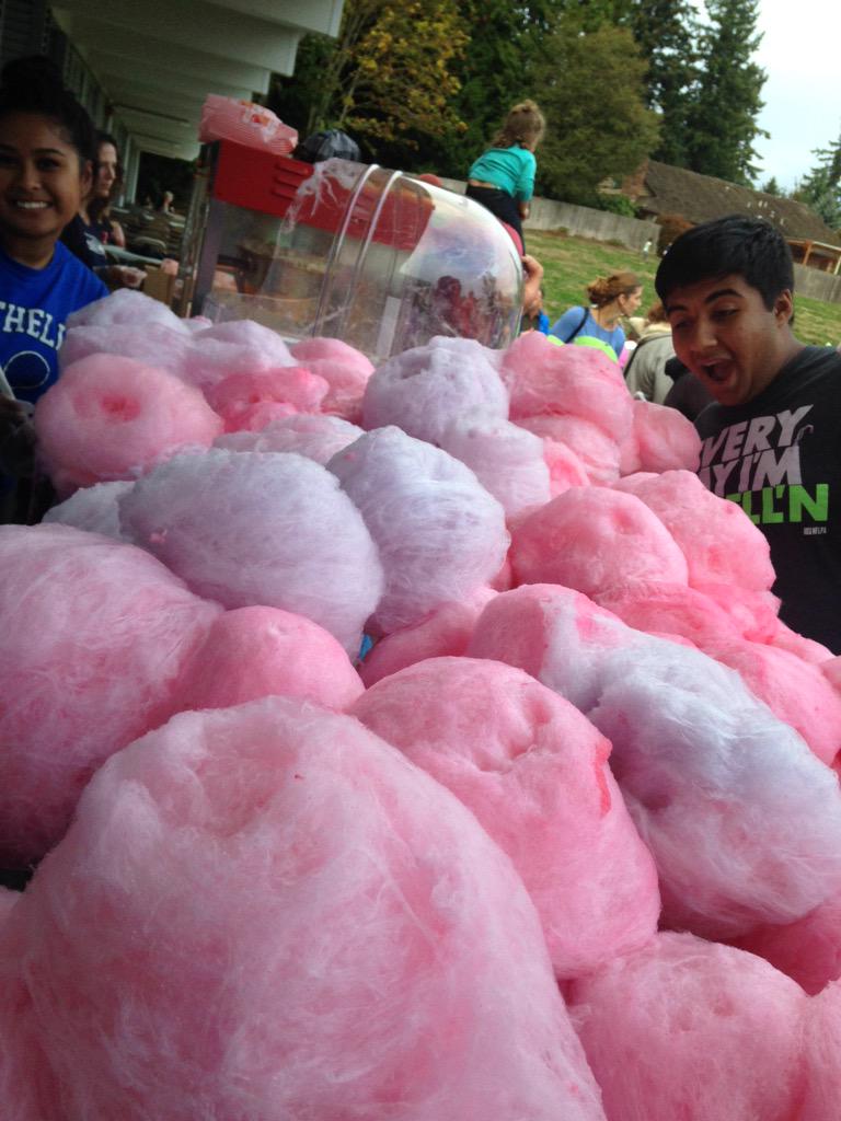 BHSKeyClub2016's tweet photo. Key Club helpin out with the cotton candy at the BBQ! 😋🍬#BHSKeyClub http://t.co/SgAFsZZMsm