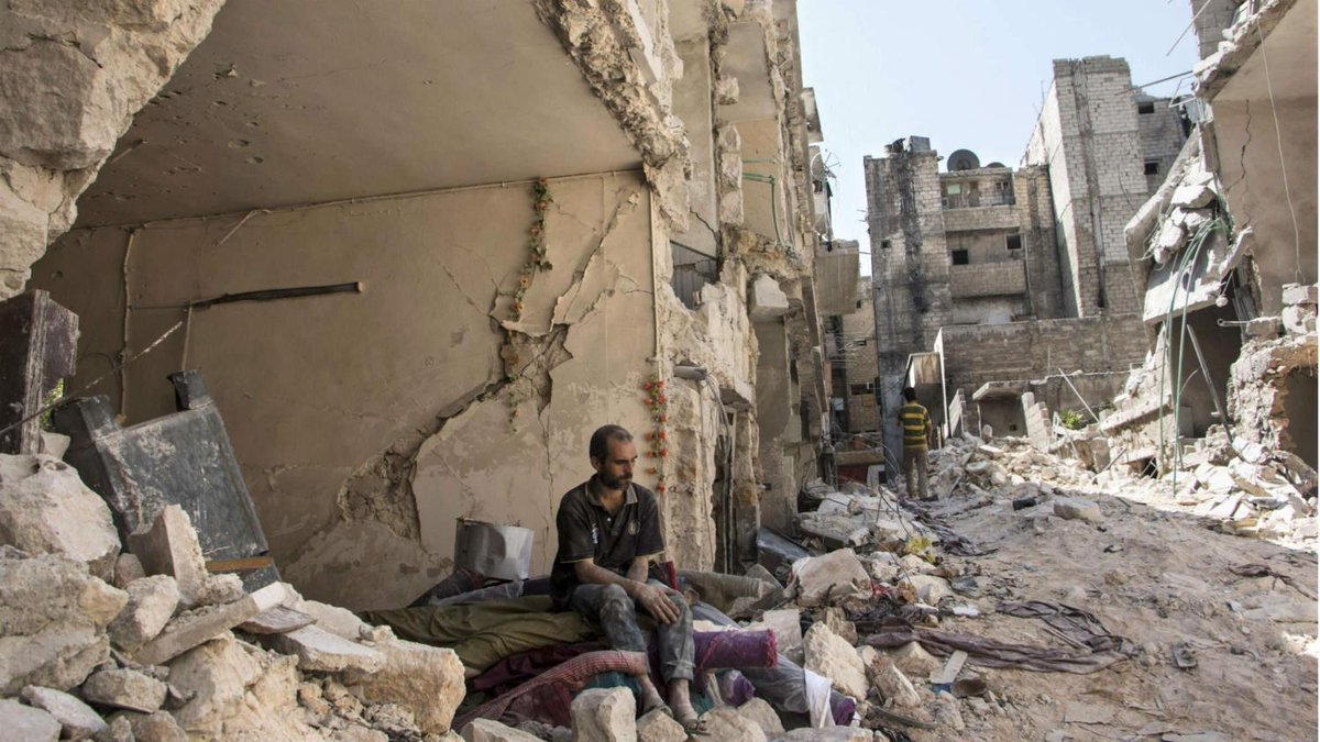 LANACION's tweet photo. Por los bombardeos diarios, los sirios abandonan su país y huyen a Europa http://t.co/L27ULPlOwc http://t.co/YHkfc2HpgI