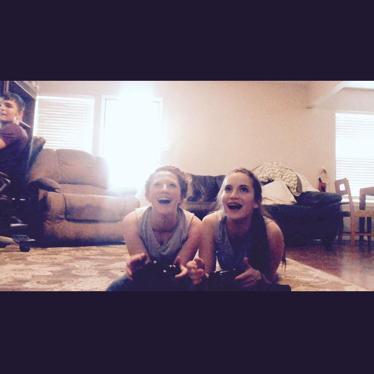 meagannn_'s tweet photo. I miss these moments with my best friend #CODpros🎮 http://t.co/clAIhaZzuf