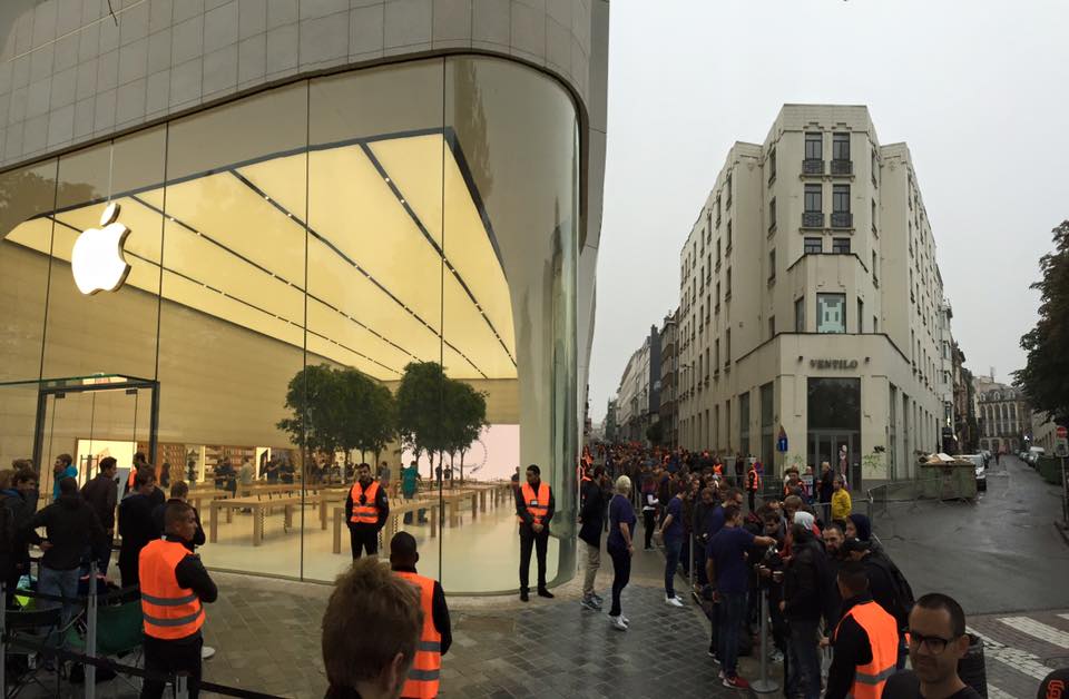 applevlaanderen's tweet photo. Nog een uurtje wachten..#AppleStoreBrussel http://t.co/Pk6rE7kszU