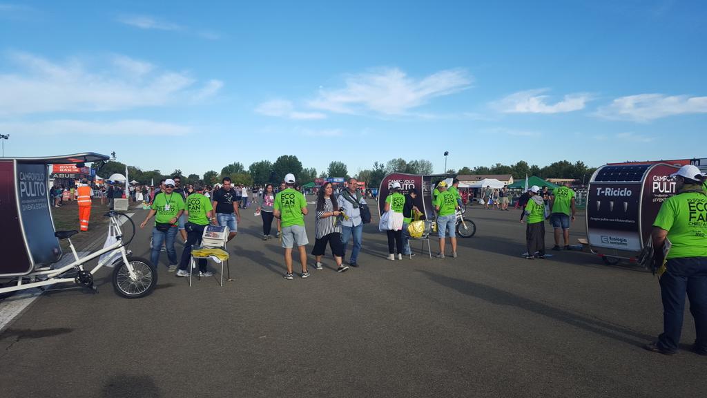 gruppoiren's tweet photo. #Campovolo2015 pronti a fornirvi i sacchetti sulla #ligastreet! #ecoconcerto ecoconcerto.it http://t.co/uV5pjXthbw