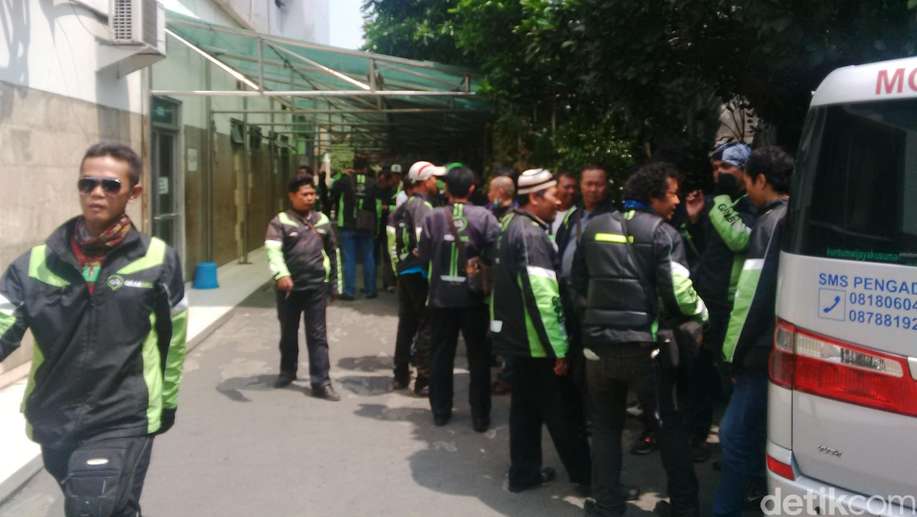 detikcom's tweet photo. Rekannya Tewas Kecelakaan, Puluhan Driver Grab Bike Berkumpul di RS Tarakan http://t.co/Fob3InDHgc http://t.co/Us3UNWXVFL