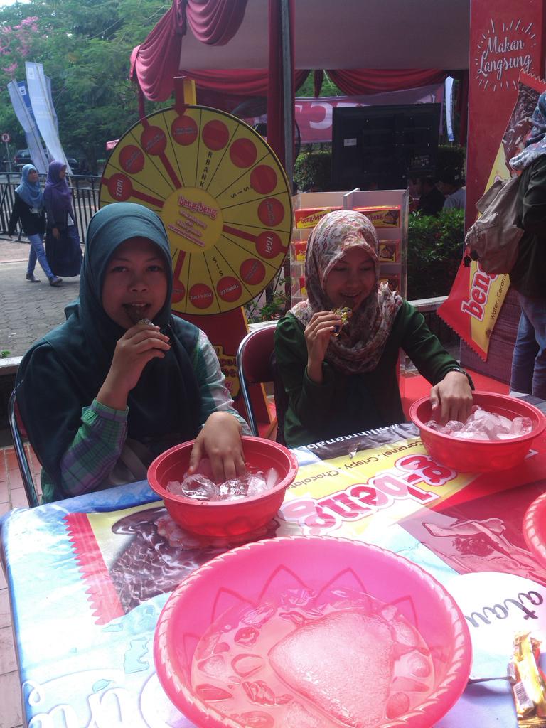 yasrisyarifatul's tweet photo. Tantangan siapa yang paling tahan merendam tangan dlm es batu sambil makan beng2 #pilihmanabengbengmu @AsyikBeratID http://t.co/3pW7rID7B9