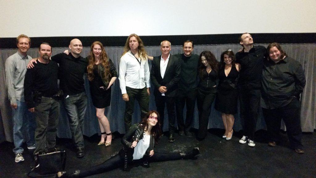 StevenZurita's tweet photo. #StarshipApocalypse cast photo's reminding me to up my flexibility game. Look at @EMIIMUSIC rocking that split! http://t.co/A68w8u2cWu