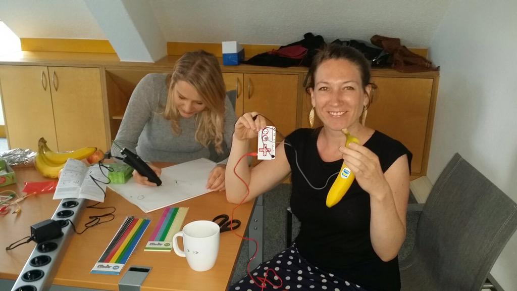 CoderDojoKassel's tweet photo. Wir freuen uns auf euch 😍 Katharina und Leonie machen sich schon mal warm :) #cdks #makeymakey #3DStift http://t.co/fMNf9Ldbxz