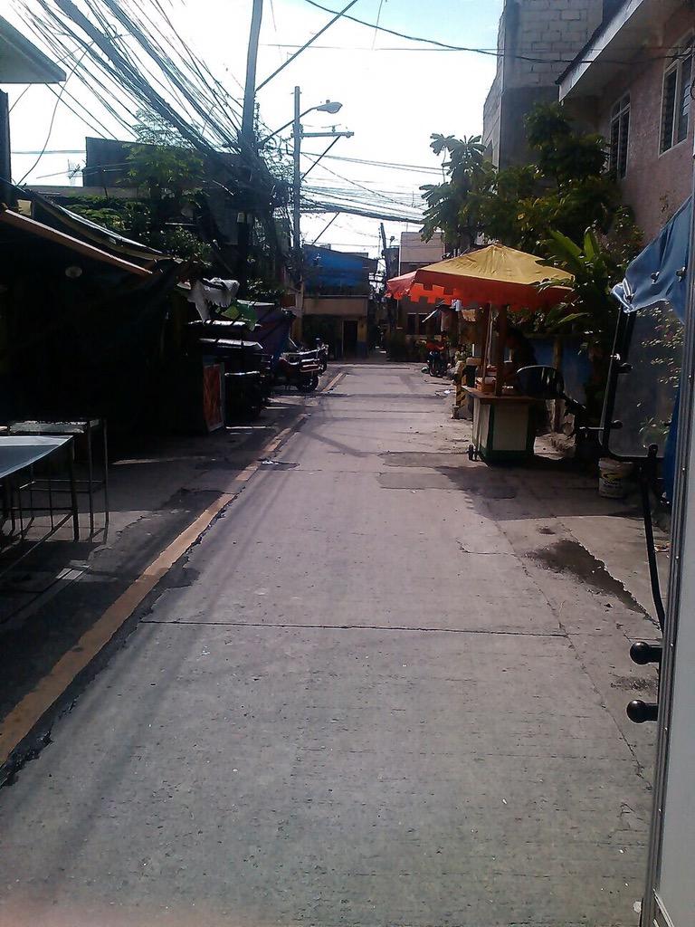 KapBernard's tweet photo. 1st time it happened here in our place. Walang tao sa kalye. photo by joe #delapazst  #pasig #ALDUBMostAwaitedDate http://t.co/KMBqczeChi