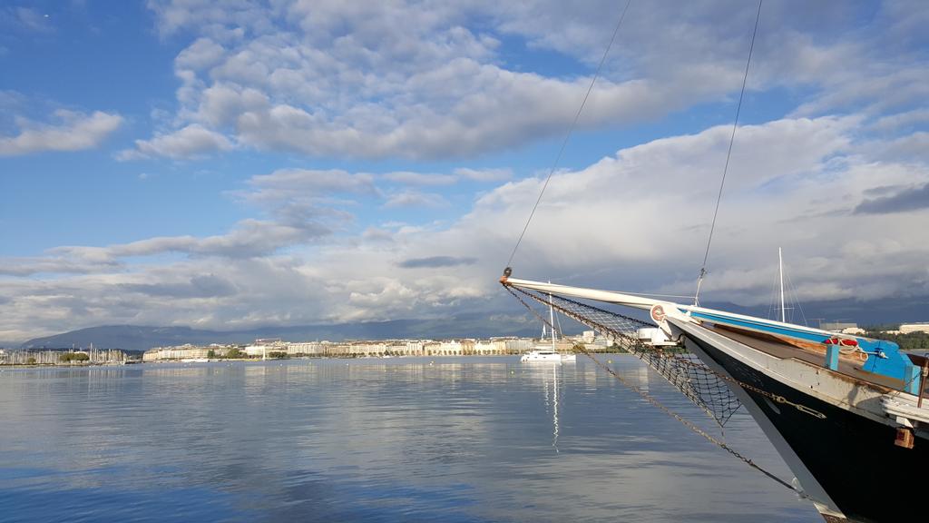 agc3167's tweet photo. A beautiful clear Geneva morning for the last day of the regatta B-) Hope we race today. #sentientblue #littlecup2015 http://t.co/o1JQhP0700