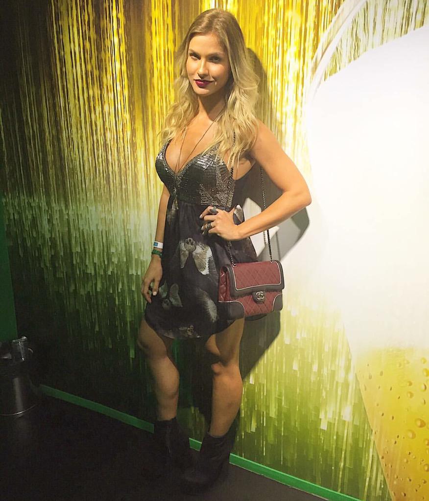 andressa_suita's tweet photo. Hoje é dia de rock bebê!!! 😄👯✌️ #rir #rockinrio2015 http://t.co/gly01PET1B