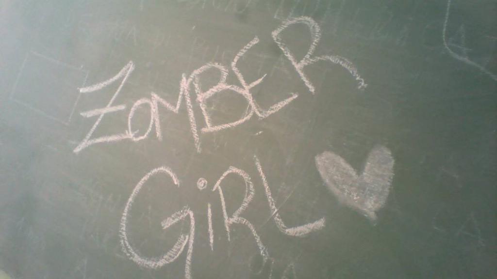 Kronnomc's tweet photo. Cuantas pizarras habreis manchado escribiendo cosas de Zombers ?? XD 😍😍❤️❤️ http://t.co/xa5H8i8WTq