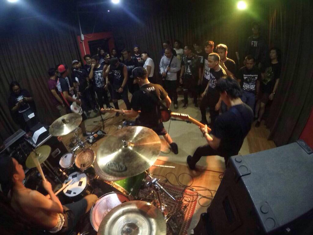 CHICKS BRAIN tweet media