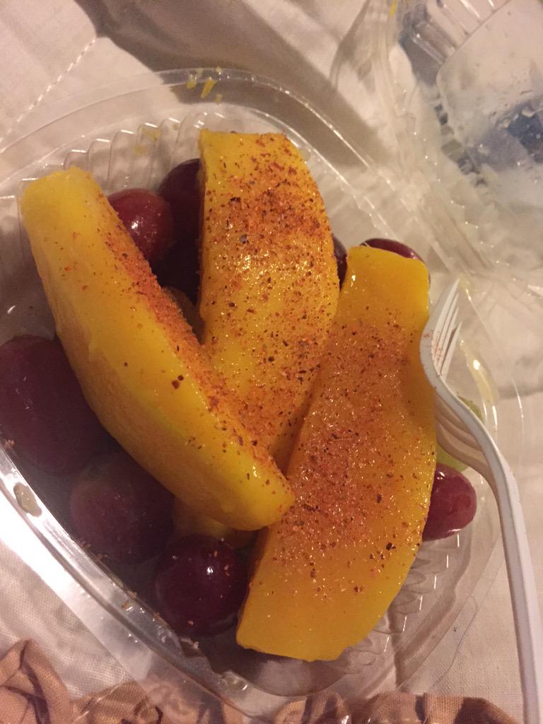 lizzybxny_arias's tweet photo. mango & grapes are lifee 😋 !! #afterwork #finallyhome #fridaynight #stayintonight 🙌🏼👌🏼 http://t.co/YuqkzpuOnT