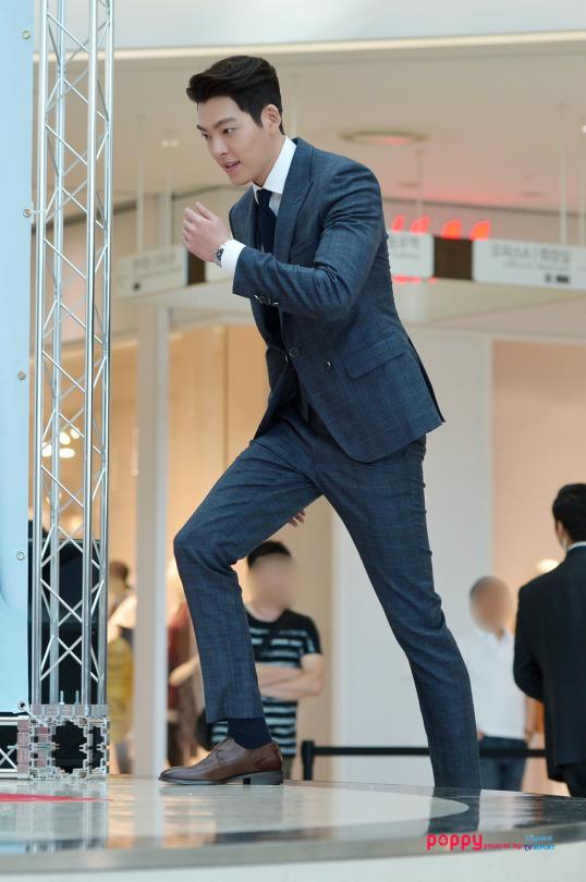 WOOBINAHHH's tweet photo. 09/18 Sieg Fahrenheit Fansign event  #김우빈 #kimwoobin  ⓒ Poppy Ent http://t.co/h8Z72ccK9z